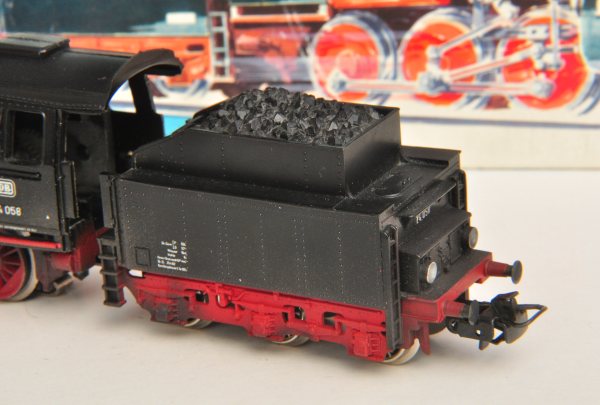 gebohrte Löcher in der Pufferbohle