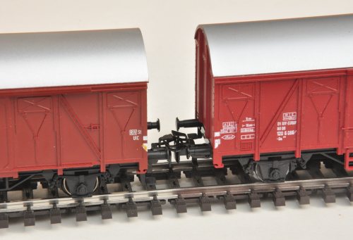 gebohrte Löcher in der Pufferbohle