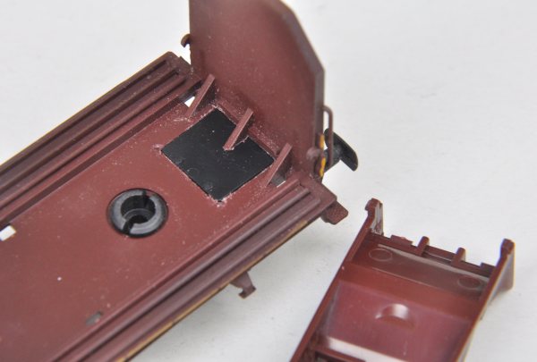 gebohrte Löcher in der Pufferbohle